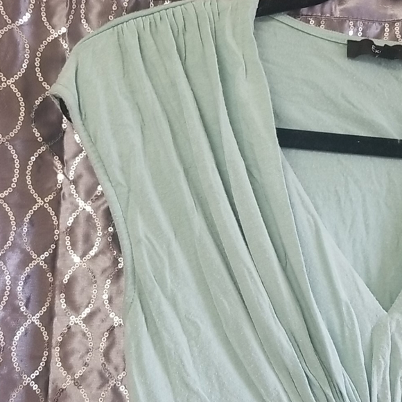 Express Green Sleeveless Blouse - Picture 2 of 4